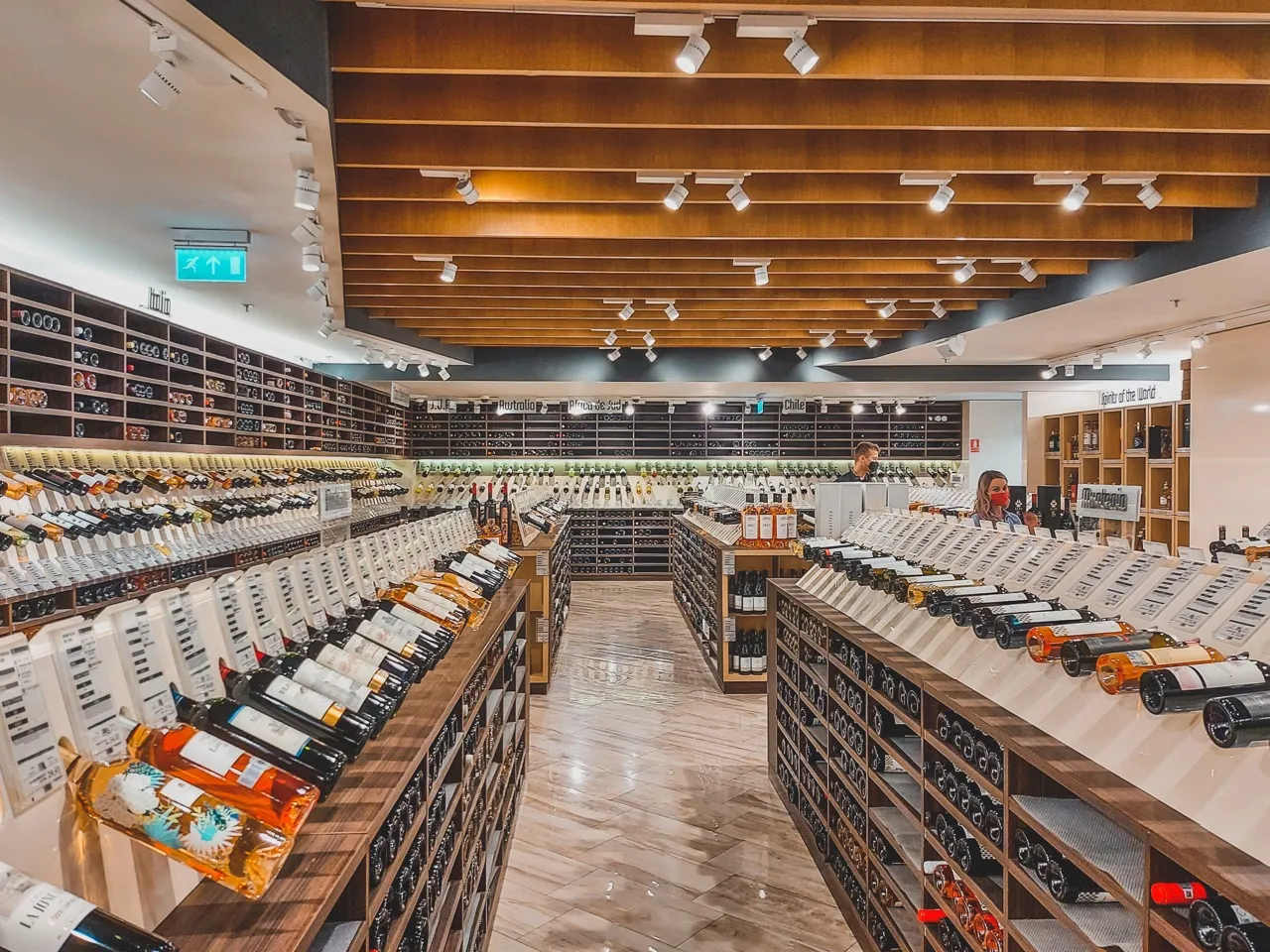 Supermercato con un bancone di vini.
